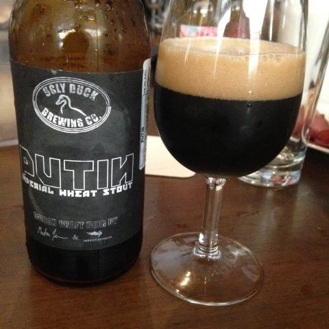 uma imperial wheat stout, no aroma defumado evidente, tosta acompanha , bem defumada no sabor com tosta de malte, e leve chocolate ao leite