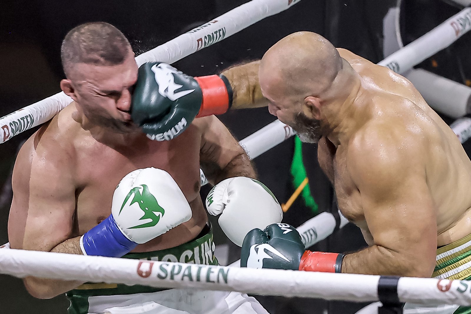 Glover desferindo soco em Shogun
