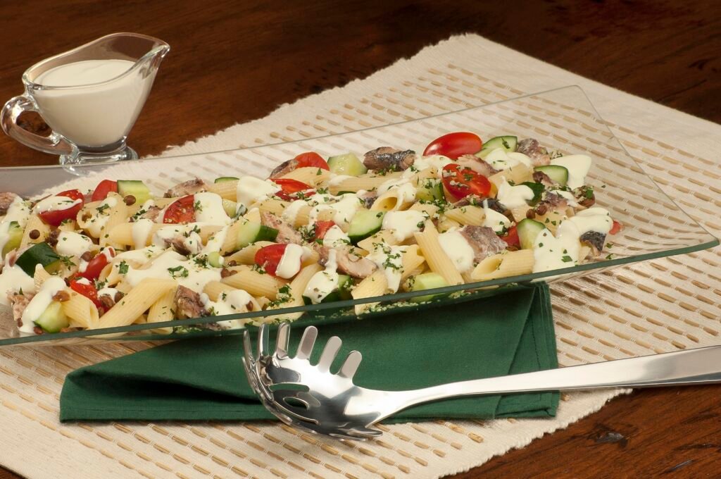 Salada de penne com sardinha