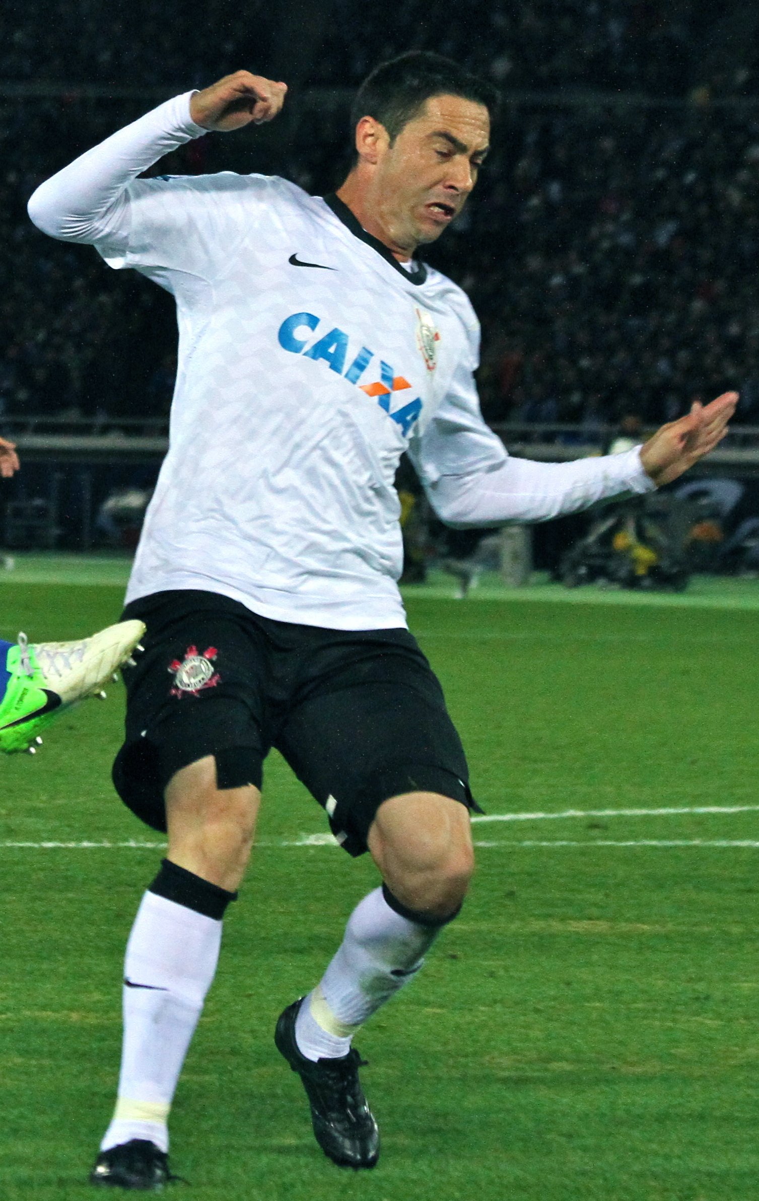 Zagueiro em partida pelo Corinthians no Mundial de 2012