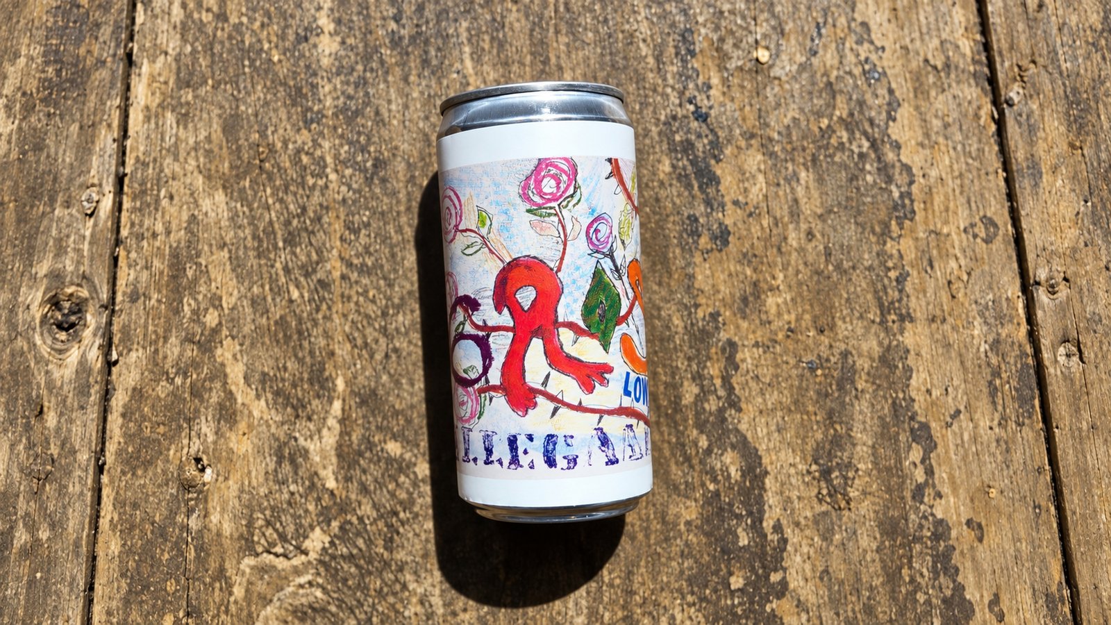 Garrafa e lata da cerveja 6 Roses da Illegaal