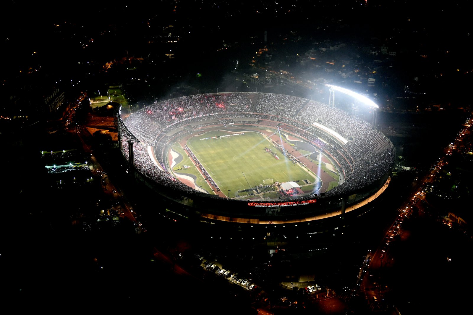 Zagueiro no estadio do Morumbi