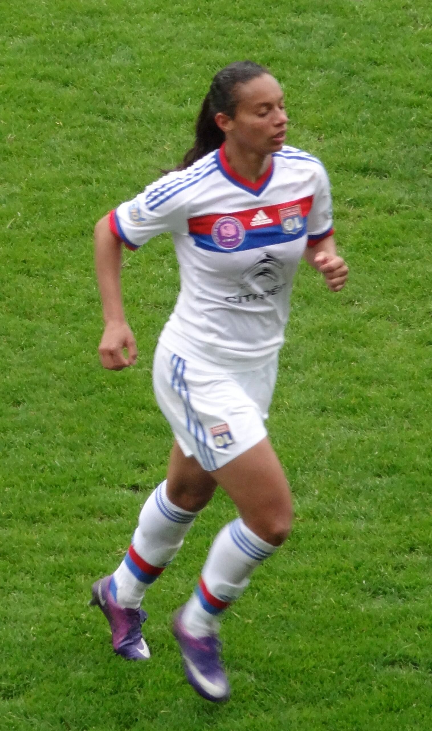 Jogadora em campo com a camisa do Olympique Lyonnais